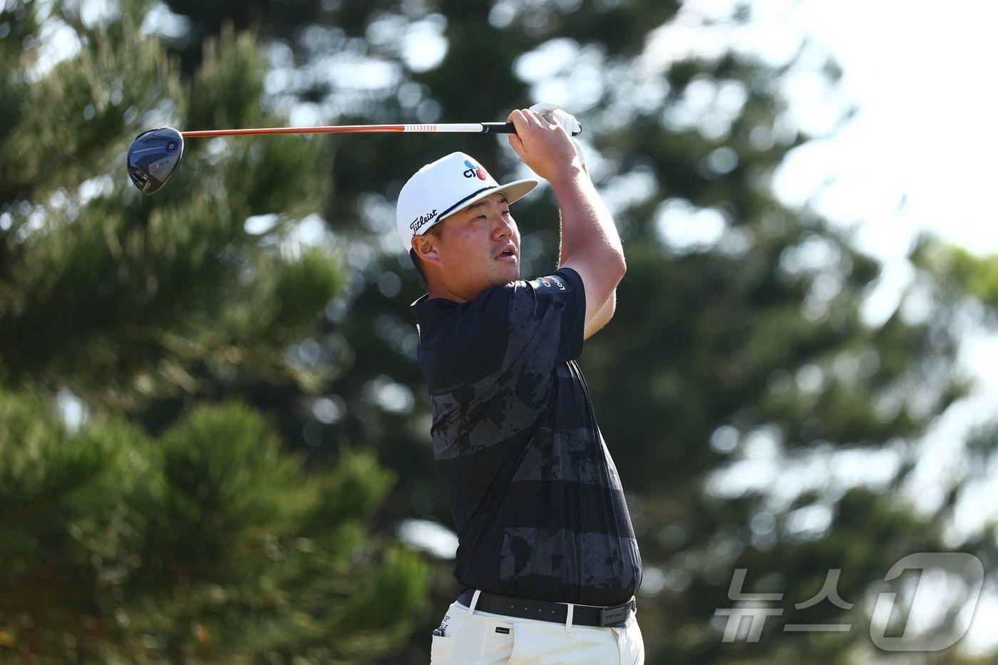 본문 이미지 - 임성재(27)가 6일(한국시간) 열린 PGA투어 더 센트리 최종 라운드에서 샷을 날리고 있다. ⓒ AFP=뉴스1