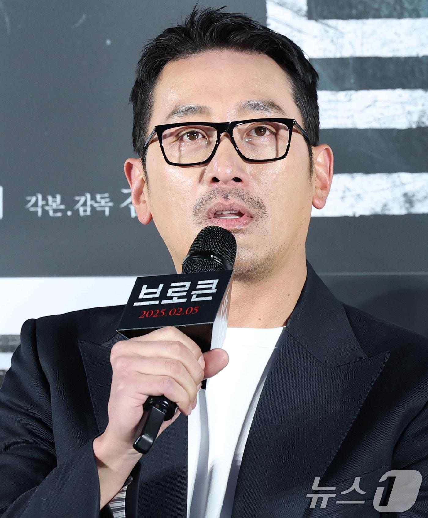 본문 이미지 - 배우 하정우가 6일 서울 광진구 자양동 건대입구 롯데시네마에서 진행된 영화 '브로큰'(감독 김진황) 제작보고회에 참석해 인사말을 하고 있다. '브로큰'은 동생이 죽은 그날 밤의 진실을 파헤치기 위해 거침없는 추적을 시작한 남자와 그를 뒤쫓는 자들의 이야기를 뚝심 있게 끌고 나가는 범죄 추적극이다. 2025.1.6/뉴스1 ⓒ News1 권현진 기자