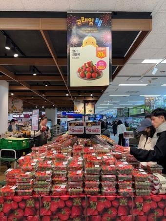 본문 이미지 - 고래잇 페스타 딸기 매대(이마트 제공)