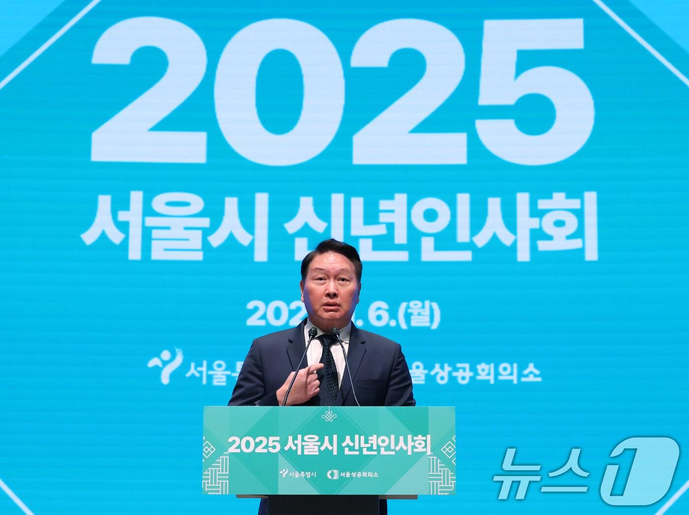 본문 이미지 - 최태원 대한상공회의소 회장 겸 서울상공회의소 회장이 6일 서울 중구 대한상공회의소에서 열린 2025년 서울시 신년인사회에서 신년사를 하고 있다. 2025.1.6/뉴스1 ⓒ News1 송원영 기자