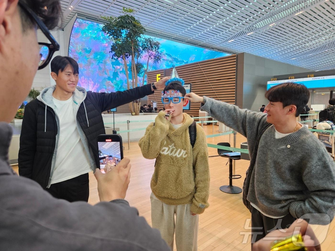 본문 이미지 - 출국에 앞서 선수들과 생일 파티를 즐기는 엄원상&#40;가운데&#41;ⓒ News1 안영준 기자