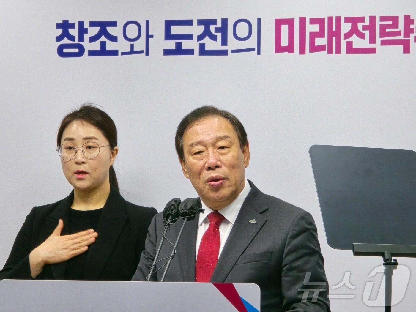 본문 이미지 -  6일 오전 세종시청에서 새해 첫 브리핑을 하는 최민호 세종시장(오른쪽). ⓒ News1 장동열 기자