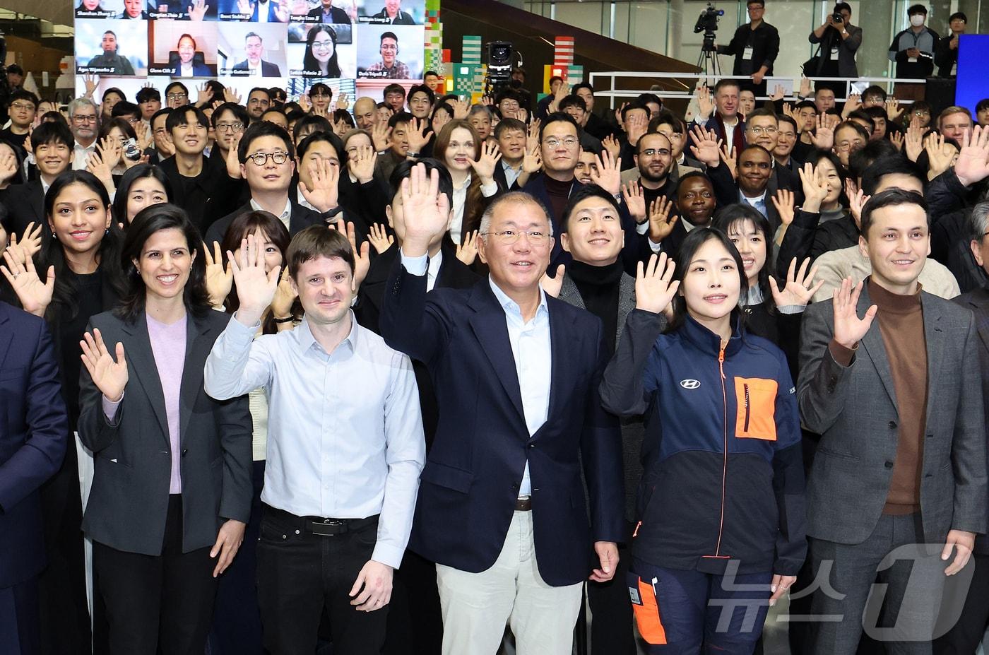 현대자동차그룹 정의선 회장을 비롯한 임직원들이 6일 경기 고양시 현대 모터스튜디오 고양에서 열린 2025 신년회에서 기념촬영을 하고 있다. 2025.1.6/뉴스1 ⓒ News1 이동해 기자