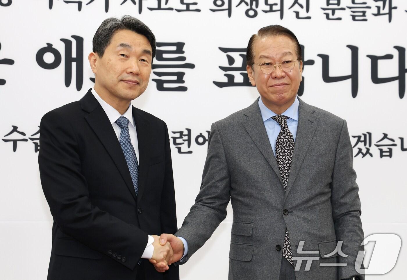 본문 이미지 - 권영세 국민의힘 비상대책위원장이 6일 오전 서울 여의도 국회에서 이주호 사회부총리 겸 교육부장관을 접견하고 있다. 2025.1.6/뉴스1 ⓒ News1 이광호 기자