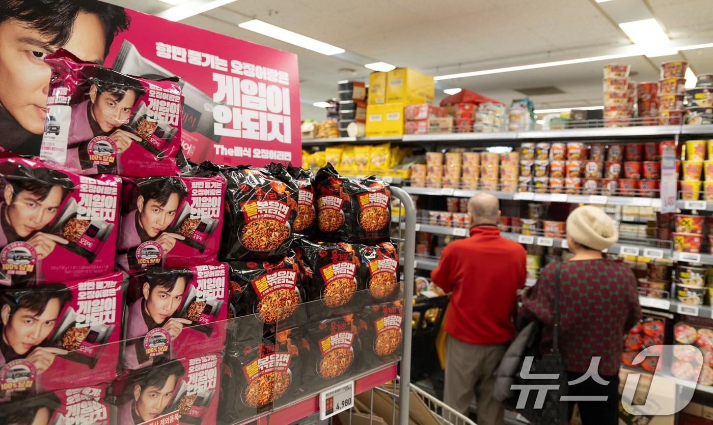 서울 시내의 한 대형마트에 라면이 진열돼 있다. /뉴스1 ⓒ News1 