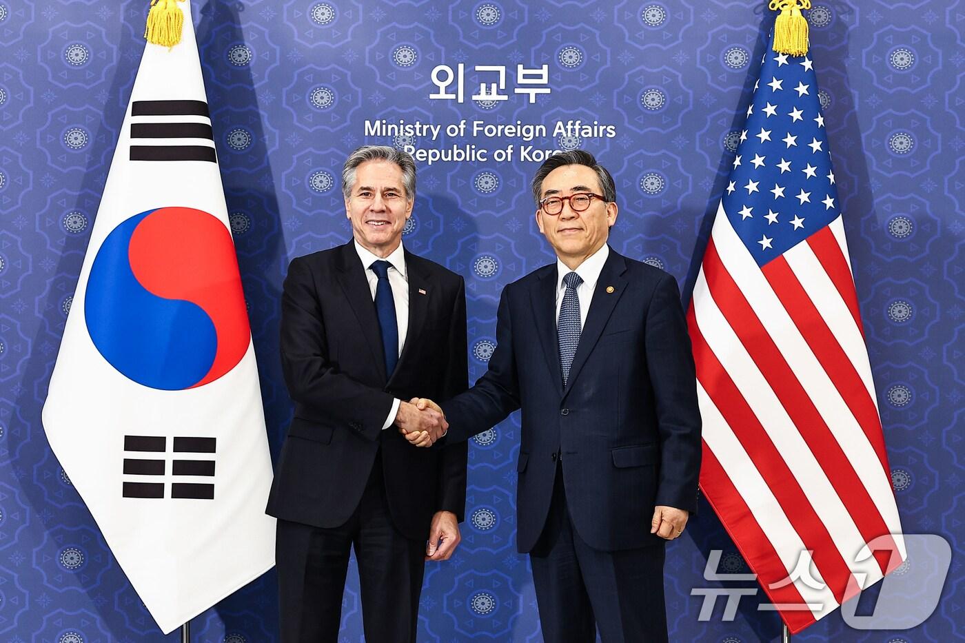 조태열 외교부 장관과 토니 블링컨 미국 국무부 장관이 6일 오전 서울 종로구 외교부 청사에서 열린 한미 외교장관회담에 앞서 기념촬영을 하고 있다. (공동취재) 2025.1.6/뉴스1 ⓒ News1 허경 기자