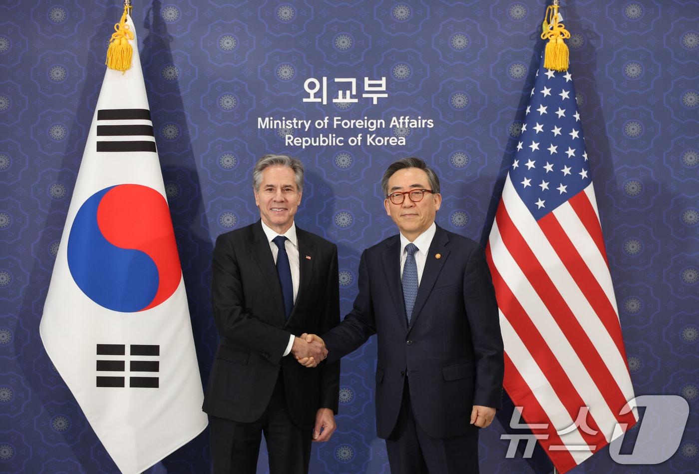 본문 이미지 - 조태열 외교부 장관과 토니 블링컨 미국 국무부 장관이 6일 오전 서울 종로구 외교부 청사에서 열린 한미 외교장관회담에 앞서 기념촬영을 하고 있다. (공동취재) 2025.1.6/뉴스1 ⓒ News1 허경 기자
