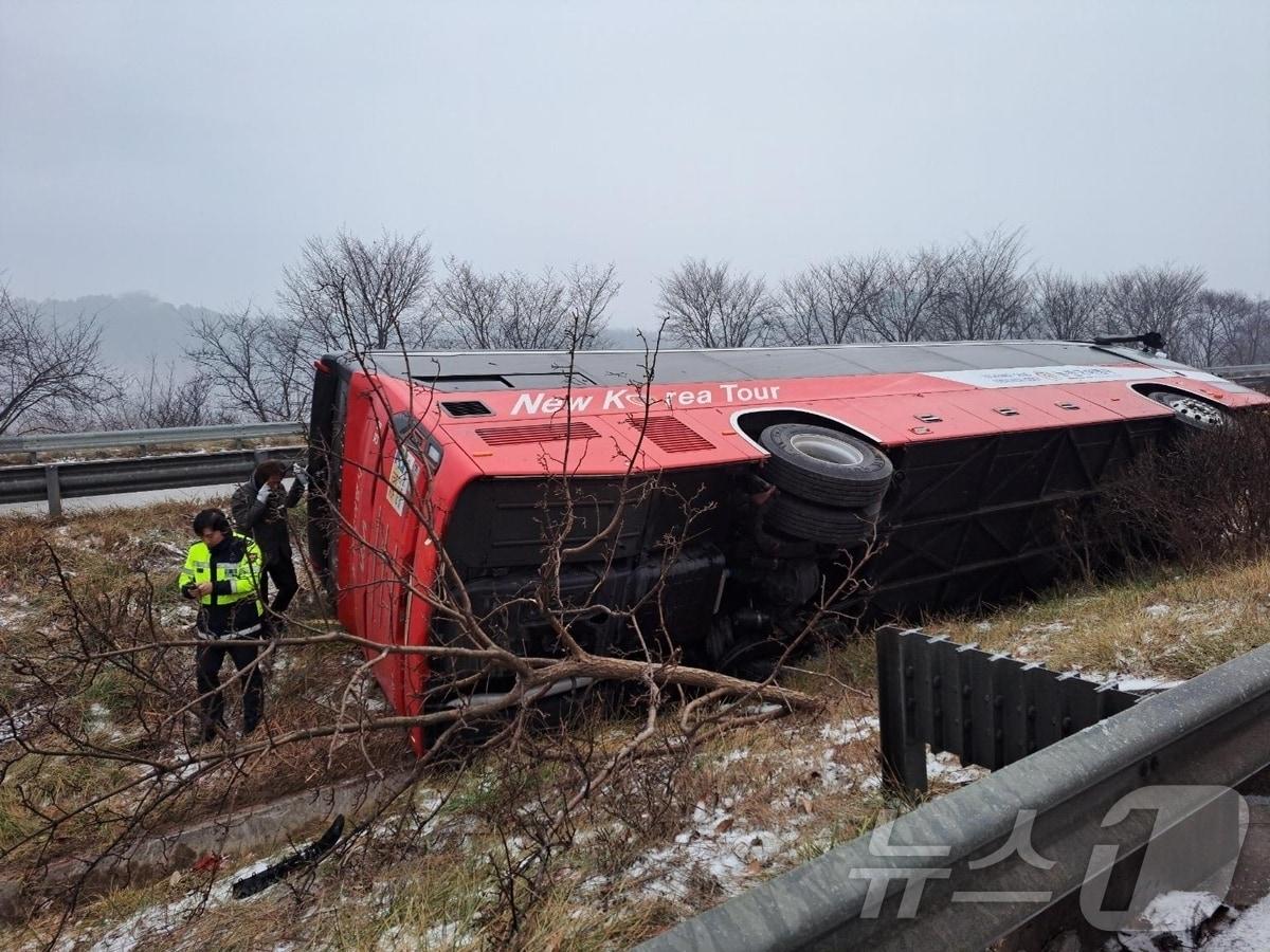 본문 이미지 - 6일 오전 7시36분쯤 경북 상주시 공검면 역곡리 중부내륙고속도로 창원 방면 공검터널 인근에서 눈길에 미끄러진 버스가 추돌 후 전도됐다(경북경찰청 제공)2025.1.6/뉴스1