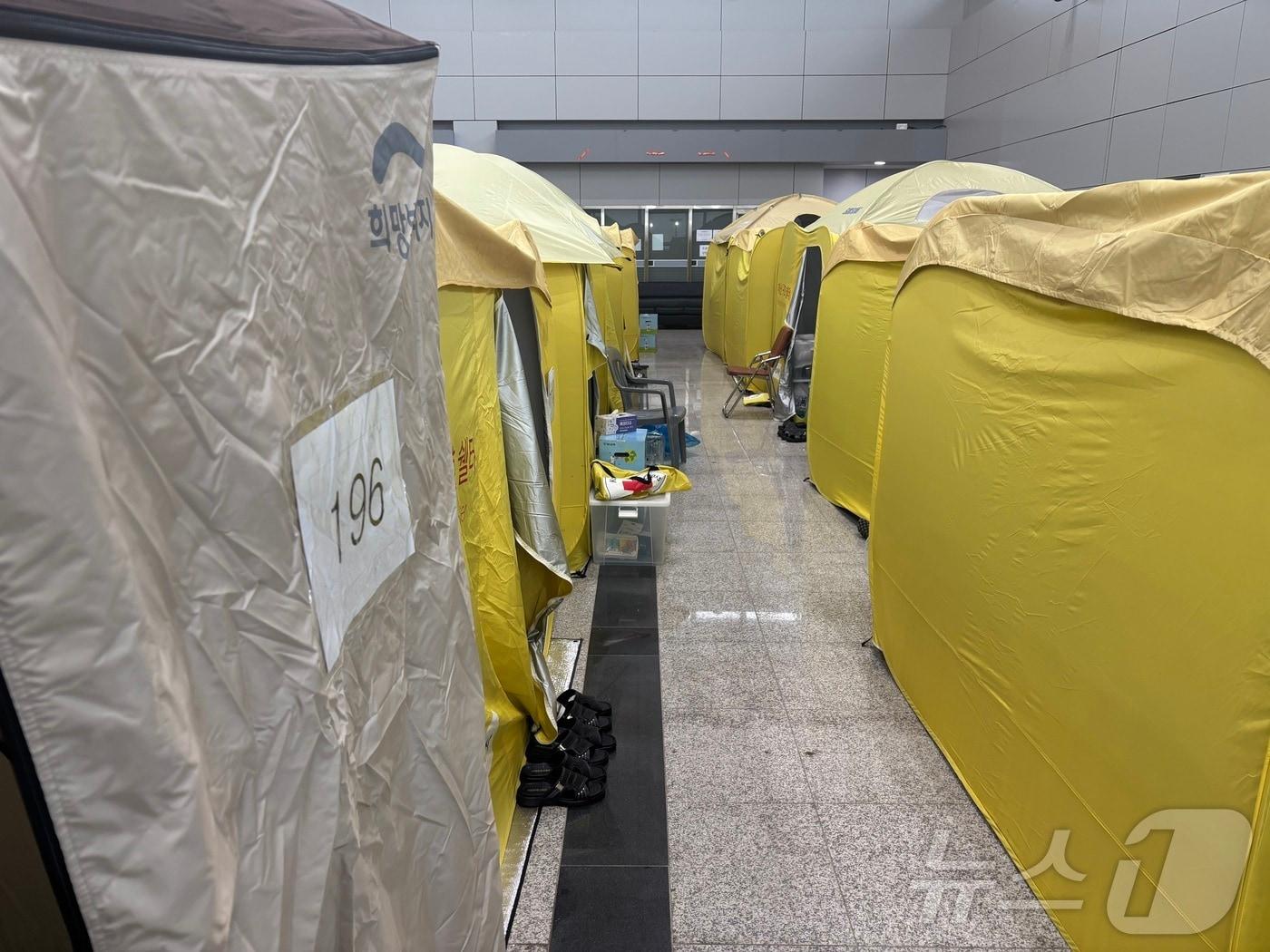 본문 이미지 - 무안 제주항공 여객기 참사가 벌어진 지 8일째인 6일 오전 유가족들이 임시로 사용했던 셸터는 가족들의 슬픔이 고스란히 남아 있다.2025.1.6/뉴스1