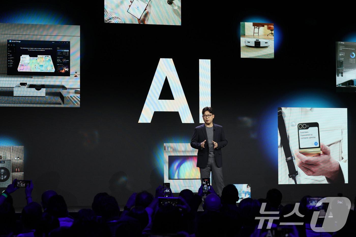 용석우 삼성전자 영상디스플레이(VD)사업부장(사장)이 5일(현지시간) 오후 미국 네바다주 라스베이거스 시저스 팰리스 호텔에서 열린 '삼성전자 FIRST LOOK 2025'에서 기조연설을 하고 있다. 2025.1.6/뉴스1 ⓒ News1 신웅수 기자