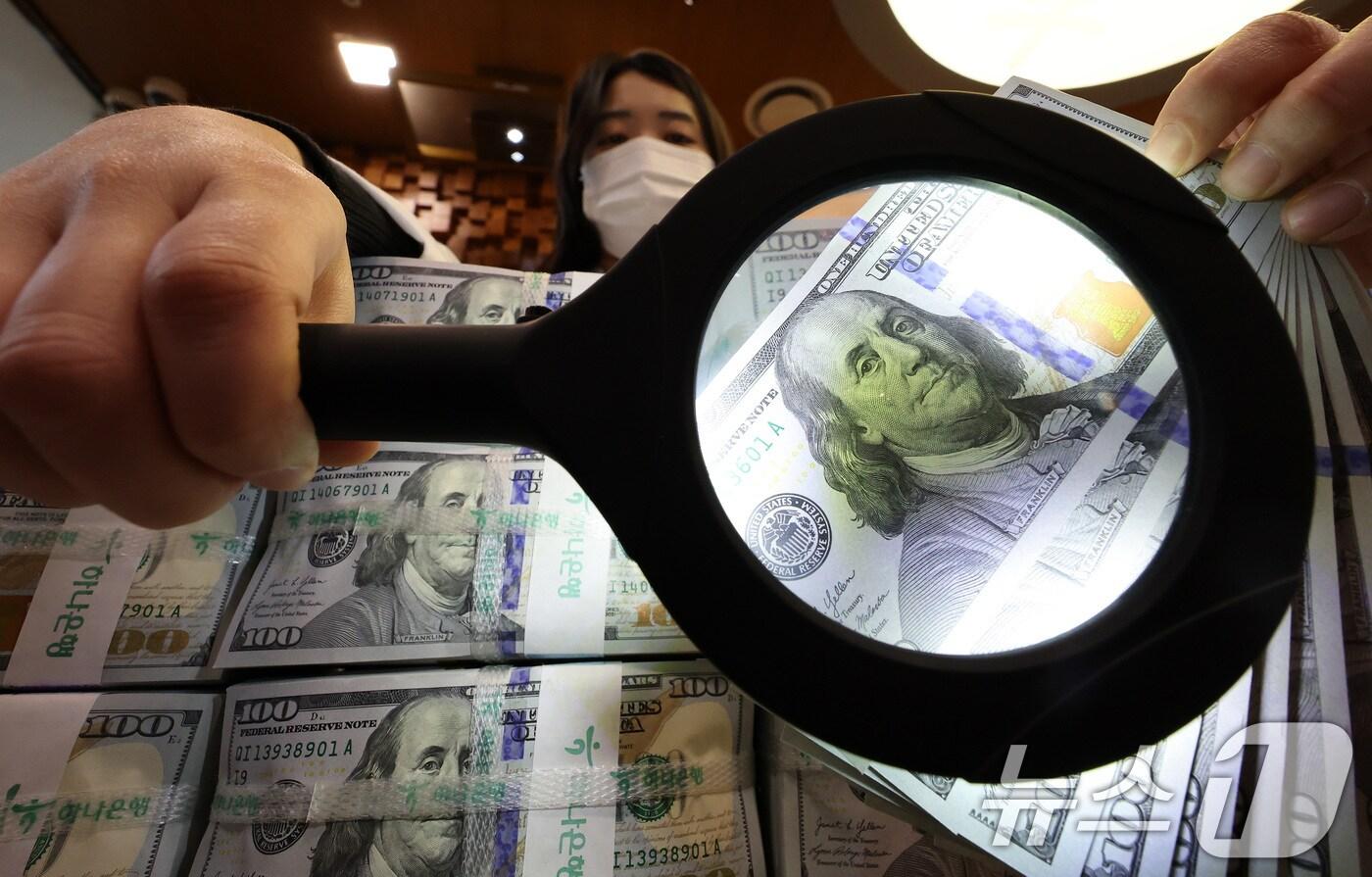 지난 6일 서울 중구 하나은행 위변조대응센터에서 달러화를 정리하고 있다.  (자료사진) /뉴스1 ⓒ News1 이동해 기자