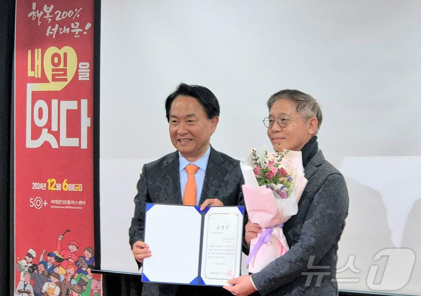  이성헌 서대문구청장&#40;왼쪽&#41;으로부터 ‘2024년 서대문50플러스센터 우수학습자&#39; 표창을 받은 이영 회원. 지난해 상반기 ‘함께하는 학교’ 강사 공모에서 선정돼 ‘한땀 한땀 내 손으로 만드는 가죽 폰 케이스’ 수업을 진행했다. &#40;서대문구청 제공&#41;