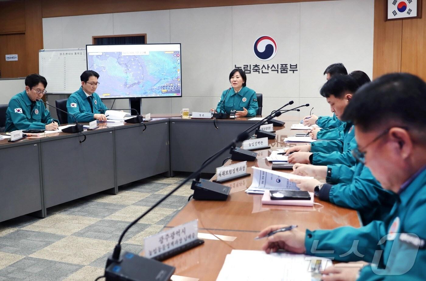 농림축산식품부는 6일 정부세종청사에서 '대설·한파 대비 농업분야 피해예방을 위한 현장조치 점검회의'를 열었다. (농식품부 제공) 