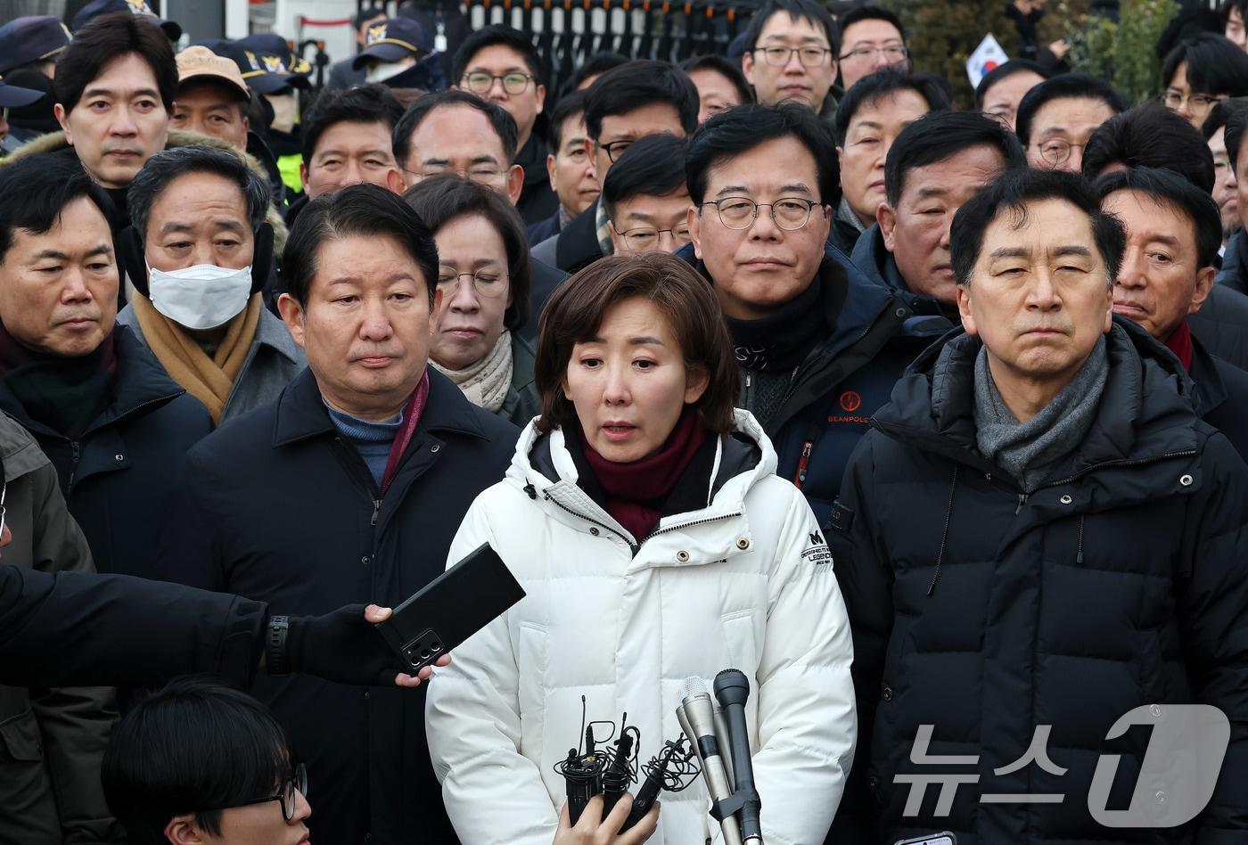 나경원 국민의힘 의원을 비롯한 여당 의원들이 6일 서울 용산구 윤석열 대통령 관저 앞에서 입장을 밝히고 있다. 2025.1.6/뉴스1 ⓒ News1 박세연 기자