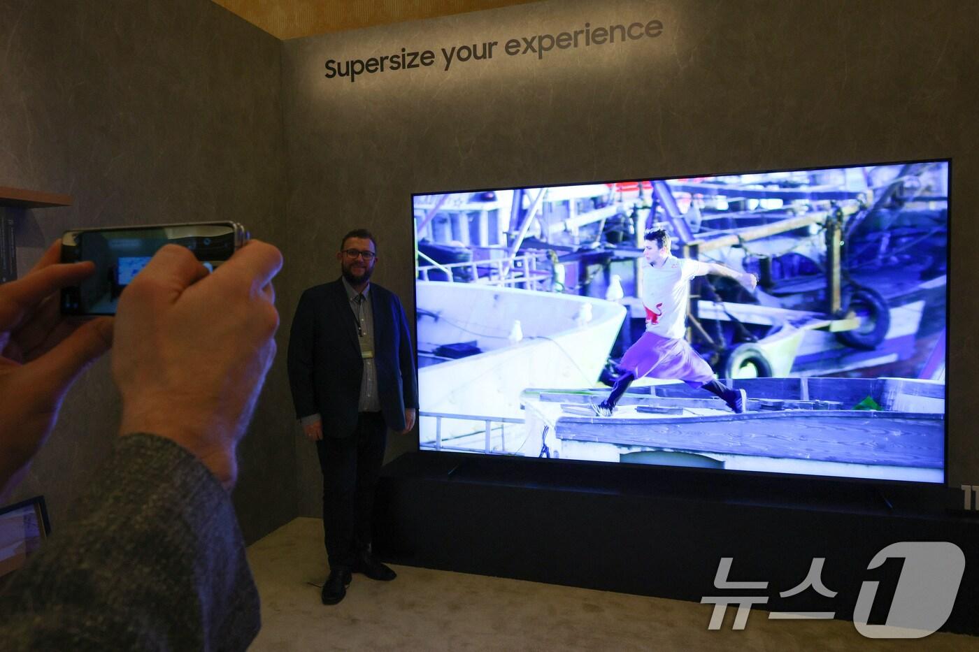 5일(현지시간) 오후 미국 네바다주 라스베이거스 시저스 팰리스 호텔에서 열린 '삼성 퍼스트 룩 2025'에서 한 관람객이 115형 Neo QLED 앞에서 기념 촬영을 하고 있다. 2025.1.6/뉴스1 ⓒ News1 신웅수 기자