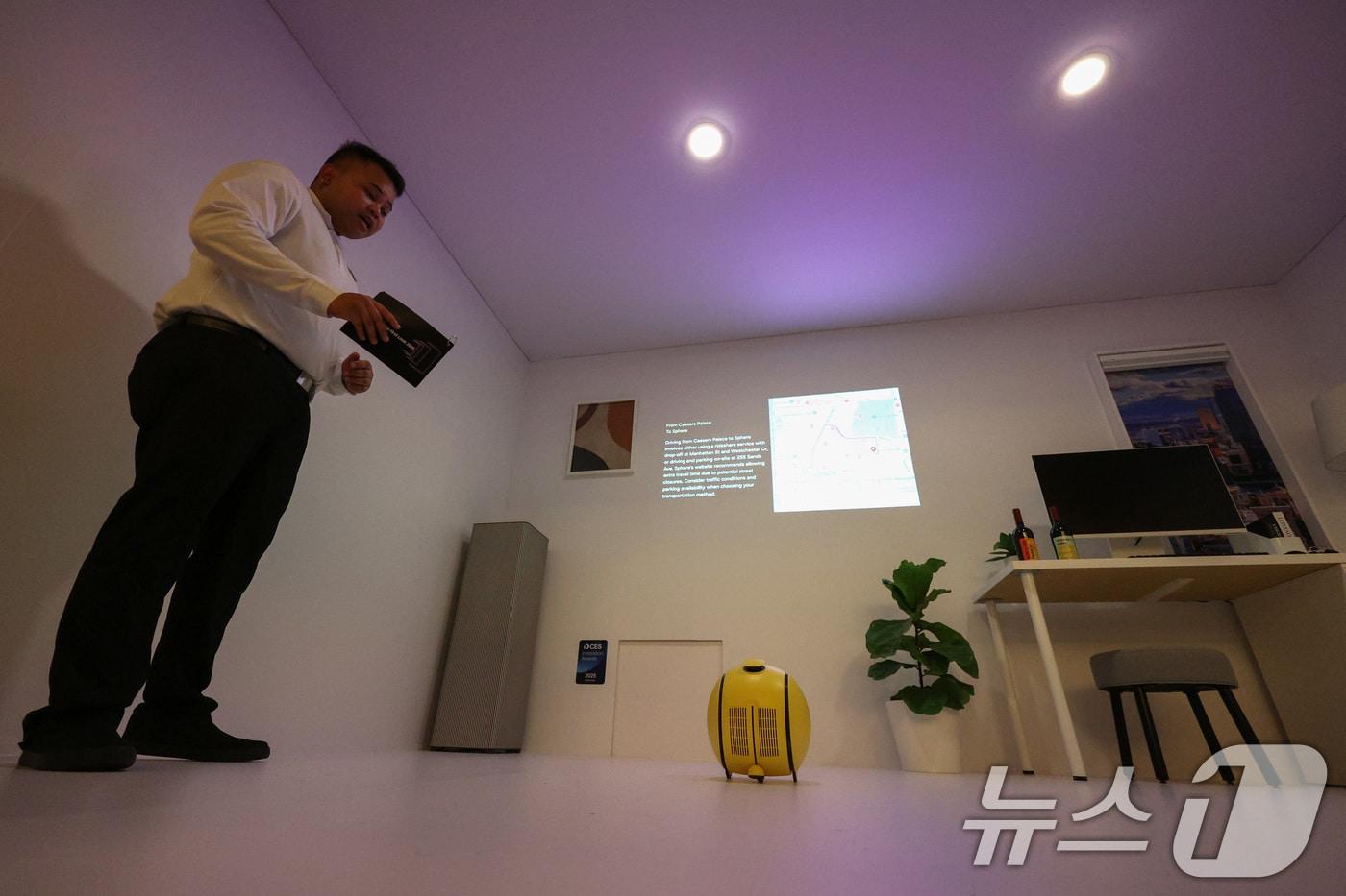 본문 이미지 - 5일(현지시간) 오후 미국 네바다주 라스베이거스 시저스 팰리스 호텔에서 열린 스마트 AI 컴패니언 '볼리'가 인간의 질문에 답변하고 있다. 2025.1.6/뉴스1 ⓒ News1 신웅수 기자