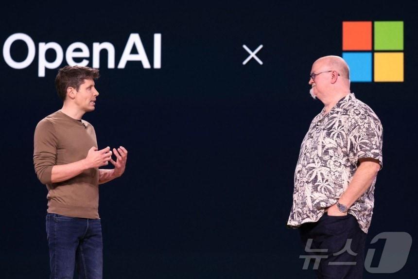 본문 이미지 - 샘 올트먼&#40;왼쪽&#41; 오픈AI CEO와 케빈 스콧 마이크로소프트 CTO.ⓒ AFP=뉴스1