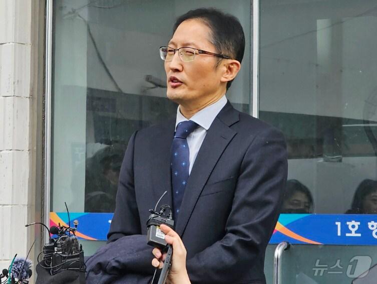 본문 이미지 - 존속살해 혐의로 대법원에서 무기징역을 선고받은 김신혜&#40;47·여&#41;씨에 대한 재심이 열린 6일 사건을 맡은 박준영 변호사가 광주지법 해남지원 앞에서 취재진의 질문에 답하고 있다. 김 씨는 이날 무죄를 선고 받았다. 2024.1.6/뉴스1 ⓒ News1 최성국 기자