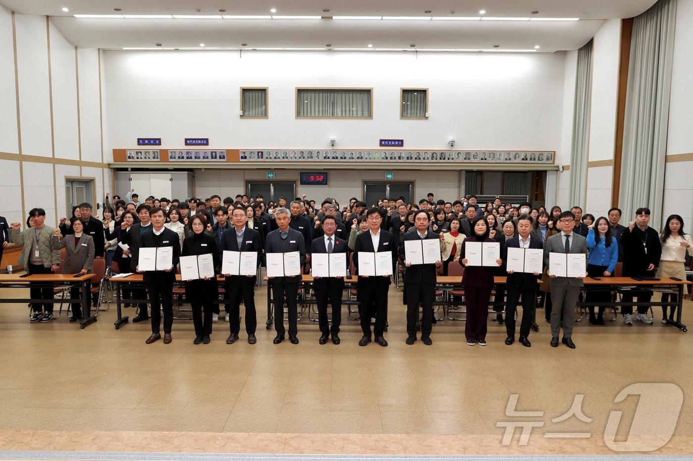 6일 광양시가  청렴한 공직사회 실현을 위해 '2025년 청렴실천 결의 및 서약식'을 진행했다(광양시 제공)2025.1.6/