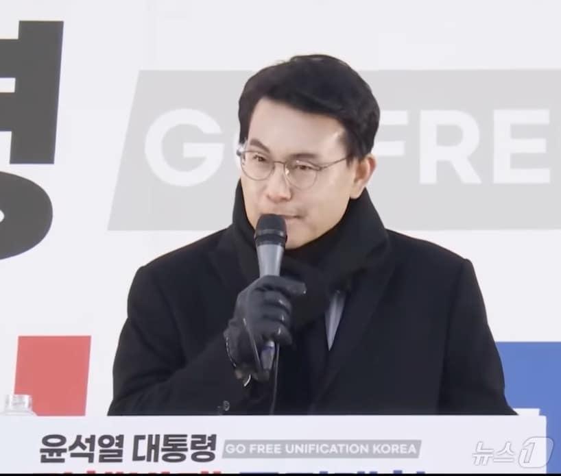 본문 이미지 - 윤상현 국민의힘 의원이 4일 광화문 광장에서 열린 '윤석열 대통령 탄핵반대 국민대회'에서  연설하고 있다. (유튜브 갈무리) ⓒ 뉴스1