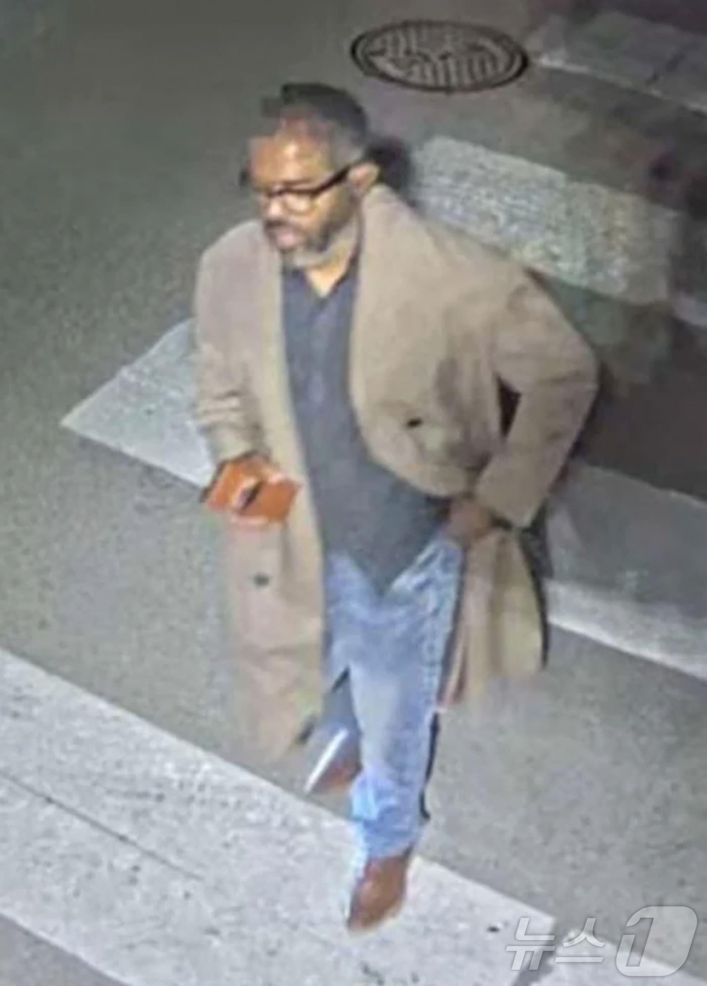 본문 이미지 - 1일&#40;현지시간&#41; 폐쇄회로&#40;CC&#41;TV에 포착된 미국 루이지애나 뉴올리언스에서 &#39;트럭 테러&#39;를 일으킨 샴수드-딘 자바르 용의자의 모습. 사진은 연방수사국&#40;FBI&#41; 제공. 2025.01.01 ⓒ 로이터=뉴스1 ⓒ News1 김지완 기자