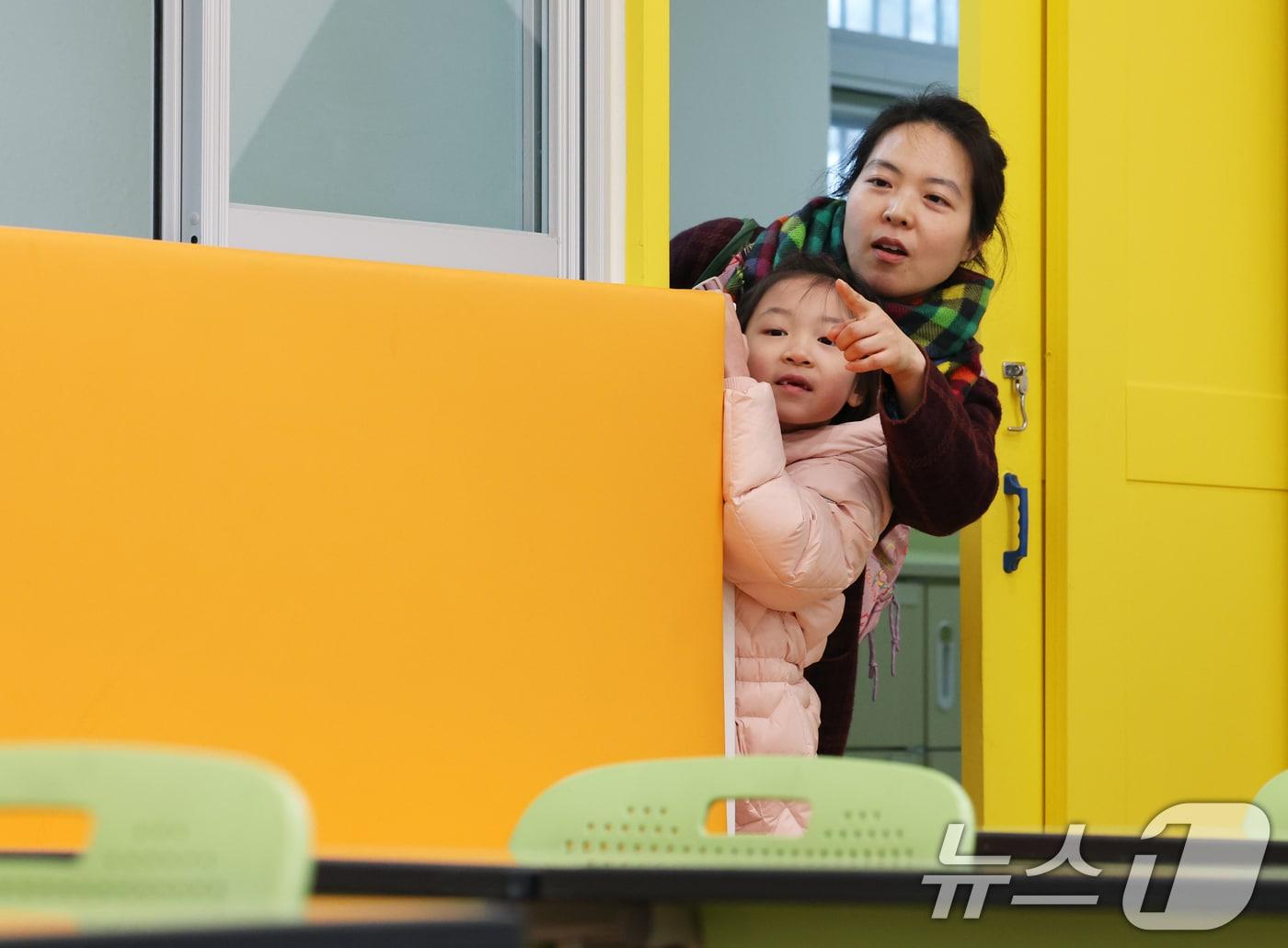 본문 이미지 - 6일 오후 서울 서초구 원명초등학교에서 열린 2025학년도 신입생 예비소집에서 예비신입생과 학부모가 1학년 교실을 살펴보고 있다. 2025.1.6/뉴스1 ⓒ News1 송원영 기자