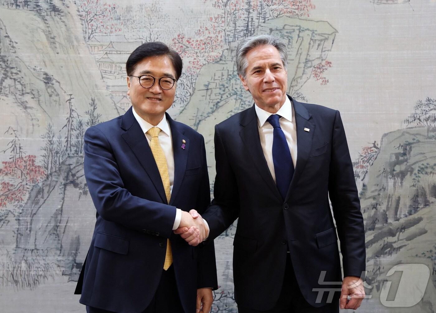 본문 이미지 - 우원식 국회의장이 6일 서울 여의도 국회에서 토니 블링컨 미국 국무부 장관과 기념촬영을 하고 있다. 2025.1.6/뉴스1 ⓒ News1 국회사진취재단