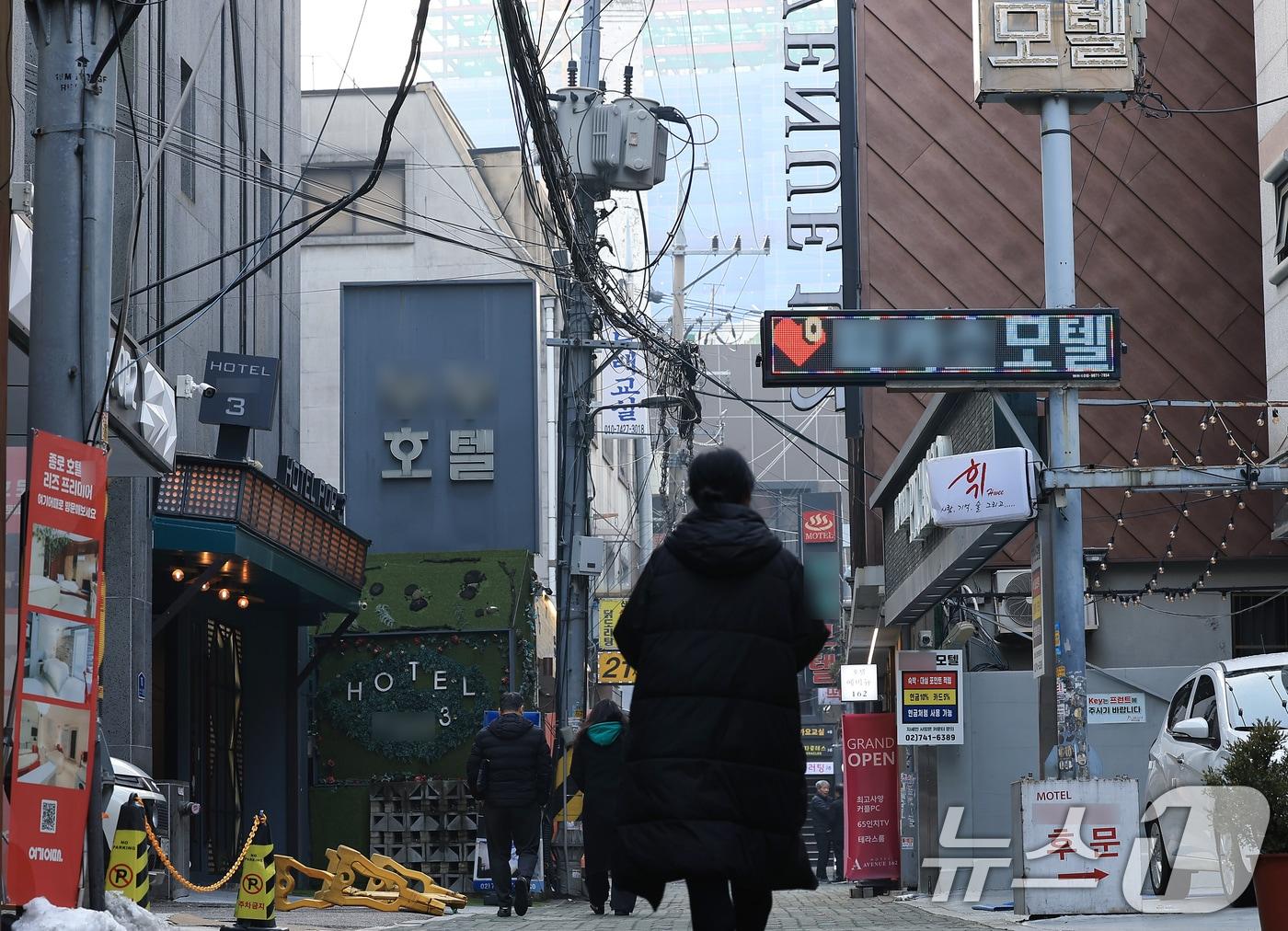 본문 이미지 - 비상계엄과 탄핵, 항공기 참사 등 사건·사고가 겹치면서 연말연시 내수가 얼어붙은 지난 6일 서울 종로구 상가 골목이 한산한 모습을 보이고 있다. /뉴스1 ⓒ News1 박정호 기자