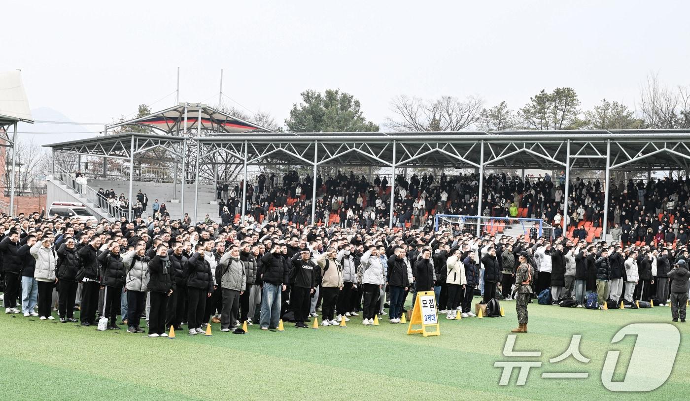 충남 논산에 위치한 육군훈련소에서 열린 2025년 첫 현역병 입영행사에서 입영장정들이 경례하고 있다.(육군 제공) 2025.1.6/뉴스1