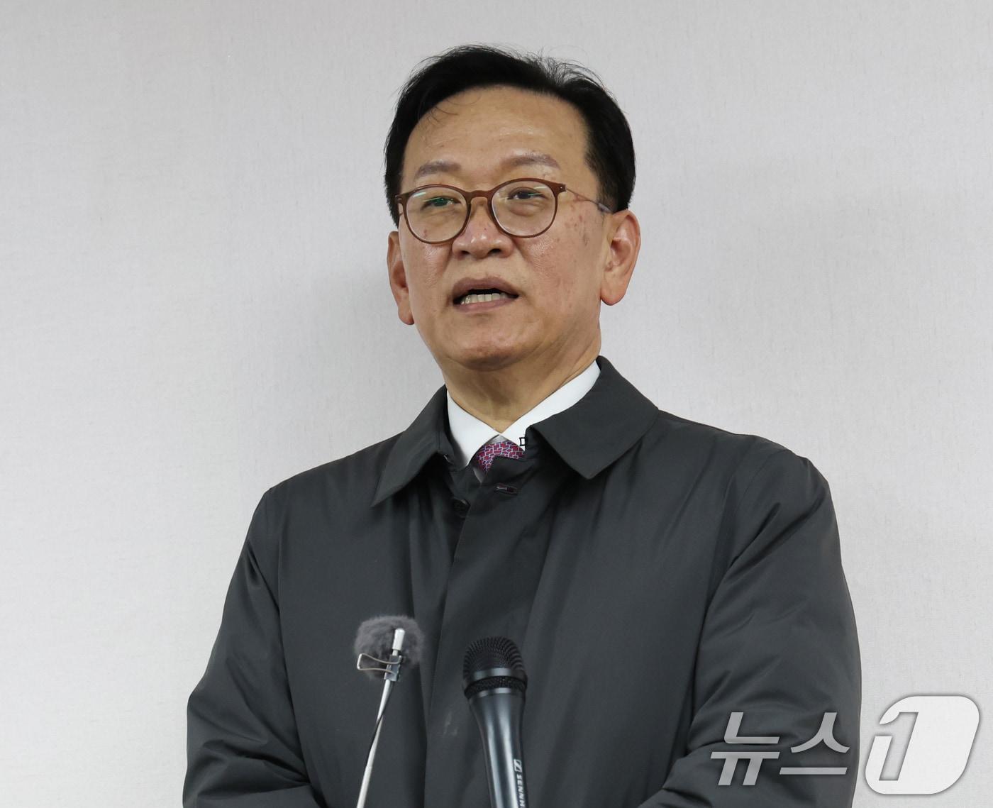 본문 이미지 - 윤석열 대통령 측 법률자문인 석동현 변호사가 6일 서울 서초구 석 변호사 사무실에서 고위공직자범죄수사처의 체포영장 관련 브리핑을 하고 있다. 2025.1.6/뉴스1 ⓒ News1 송원영 기자