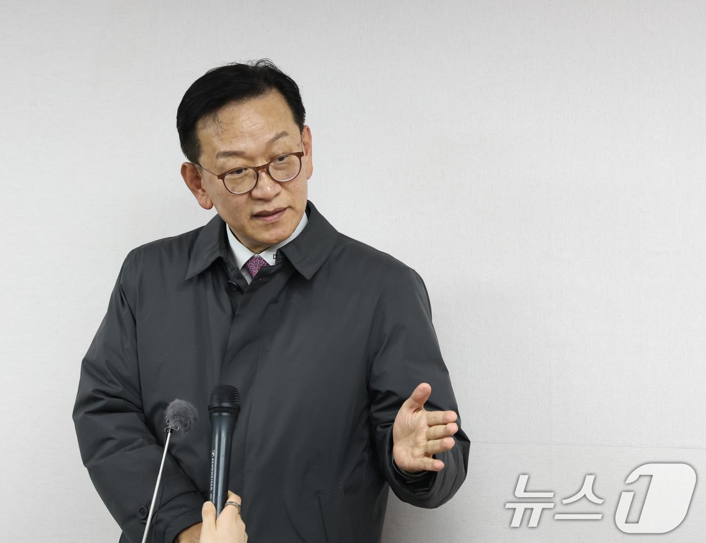 본문 이미지 - 윤석열 대통령 측 법률자문인 석동현 변호사가 6일 서울 서초구 석 변호사 사무실에서 고위공직자범죄수사처의 체포영장 관련 브리핑을 하고 있다. 2025.1.6/뉴스1 ⓒ News1 송원영 기자