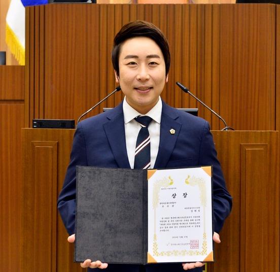 본문 이미지 - 매니페스토 약속대상 우수상을 받은 임채성 세종시의회의장. (세종시의회 제공) / 뉴스1