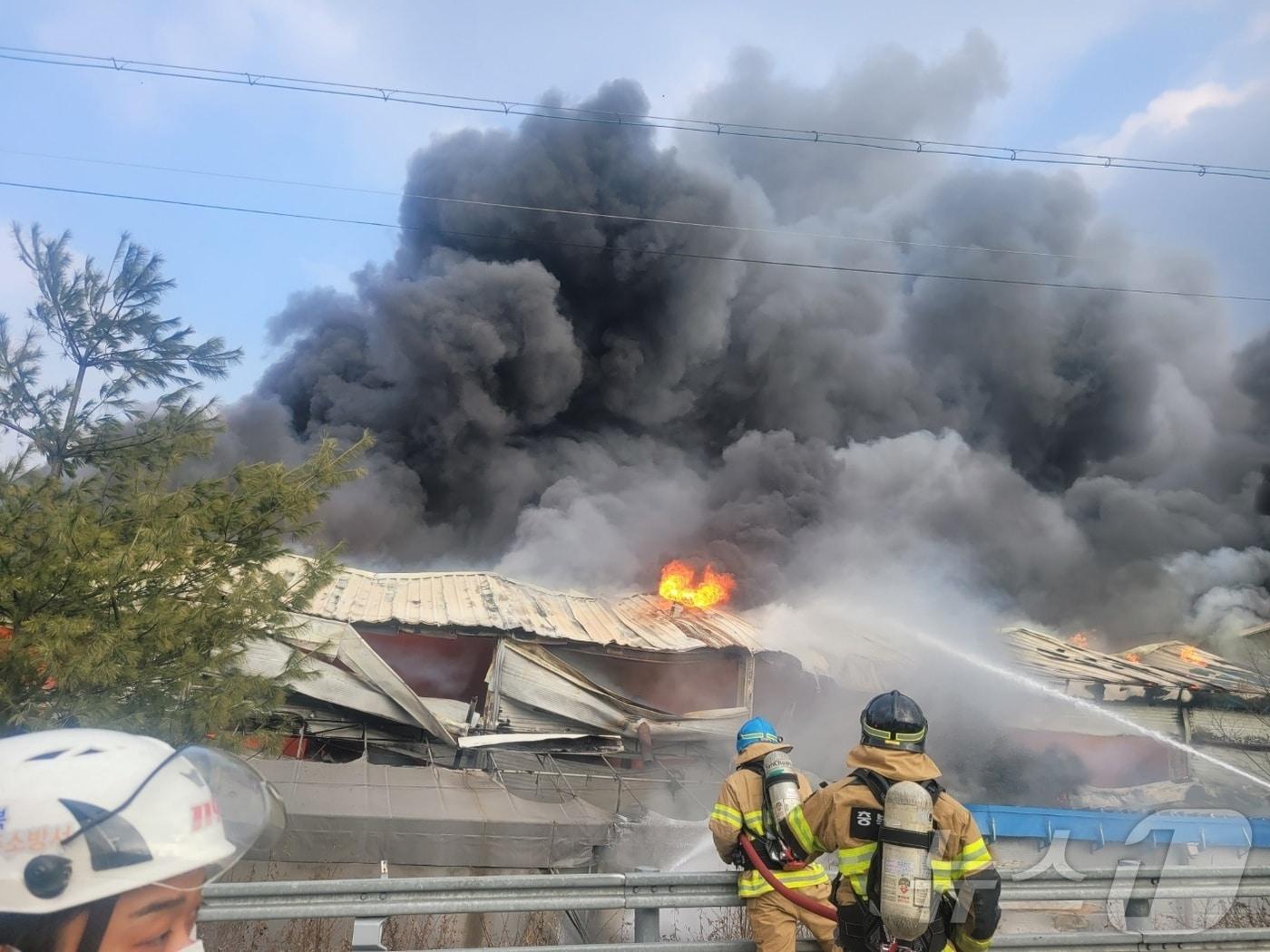 본문 이미지 -  충주 화재 현장(충주소방서 제공).2024.1.6/뉴스1