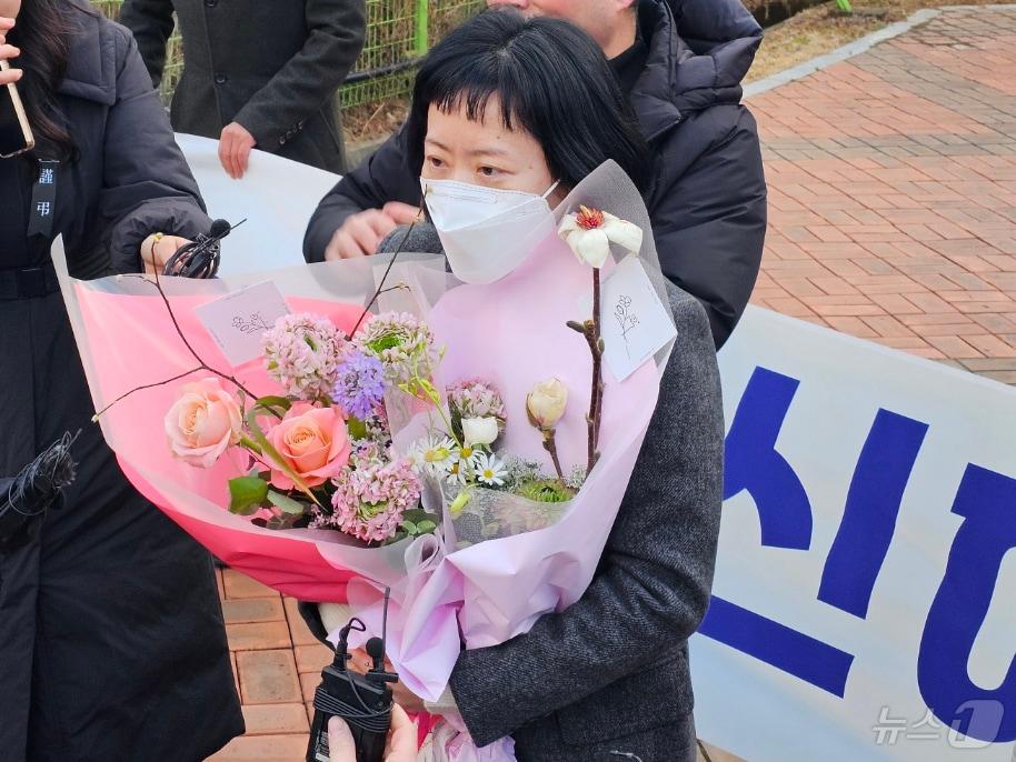 본문 이미지 - 아버지를 살해한 혐의로 무기징역을 확정받은 김신혜 씨&#40;47·여&#41;가 6일 열린 재심을 통해 24년 만에 무죄를 선고 받고 전남 장흥교도소에서 출소하고 있다. 2024.1.6/뉴스1 ⓒ News1 최성국 기자