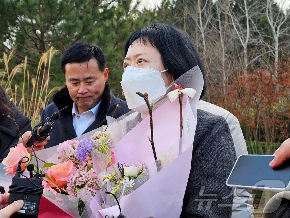 본문 이미지 - 아버지를 살해한 혐의로 무기징역을 확정받은 김신혜 씨&#40;47·여&#41;가 6일 열린 재심을 통해 24년 만에 무죄를 선고 받고 전남 장흥교도소에서 출소한 뒤 소감을 밝히고 있다. 2025.1.6/뉴스1 ⓒ News1 최성국 기자