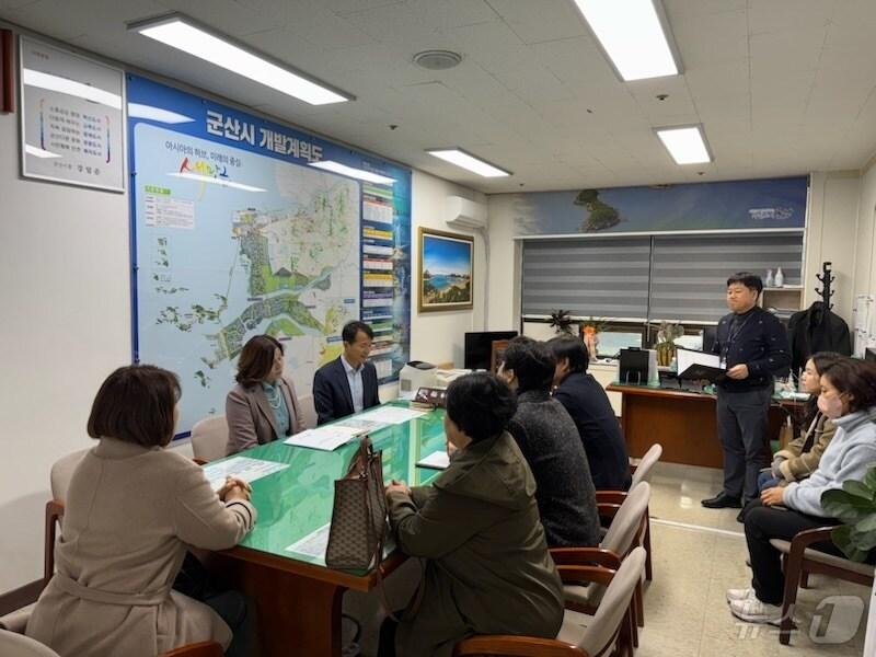 본문 이미지 - 군산시는 6일 경희365한의원, 대한환경보건원 솔한의원과 장기요양 재택의료센터 시범운영을 위한 업무협약을 체결했다.&#40;군산시 제공&#41; 2025.1.6/뉴스1