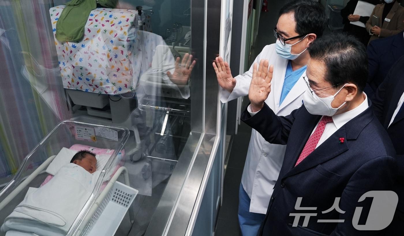 최기문 경북 영천시장이 6일 영천제이병원 분만산부인과에서 을사년 새해둥이에게 축하인사를 하고 있다. (영천시 제공)2025.1.6/뉴스1 ⓒ News1 정우용 기자