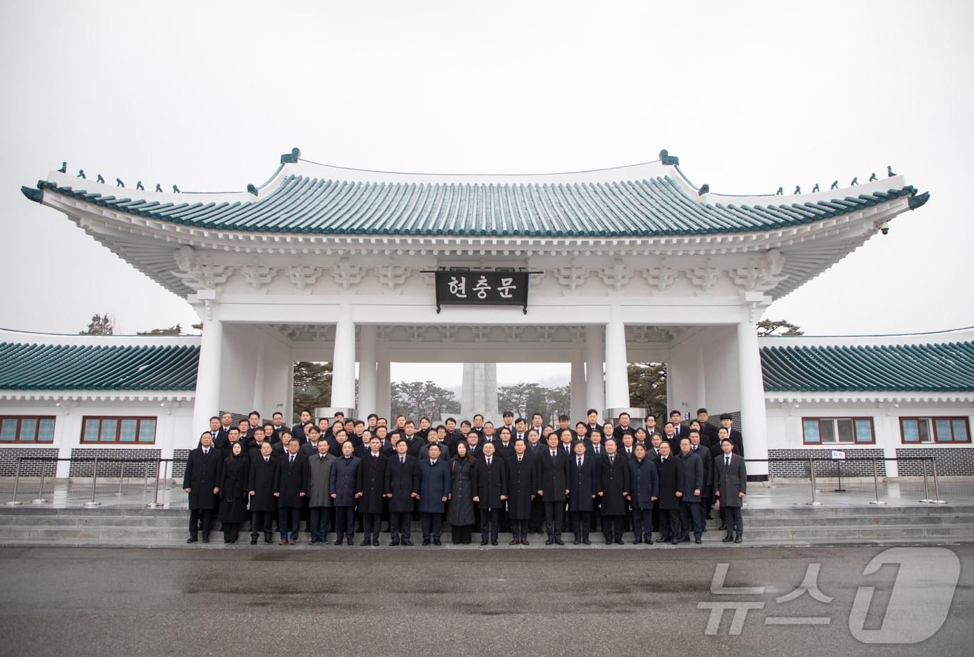 LIG넥스원은 을사년 새해를 맞아 국립서울현충원에서 애국 시무식을 가졌다고 6일 밝혔다.(LIG넥스원 제공) 