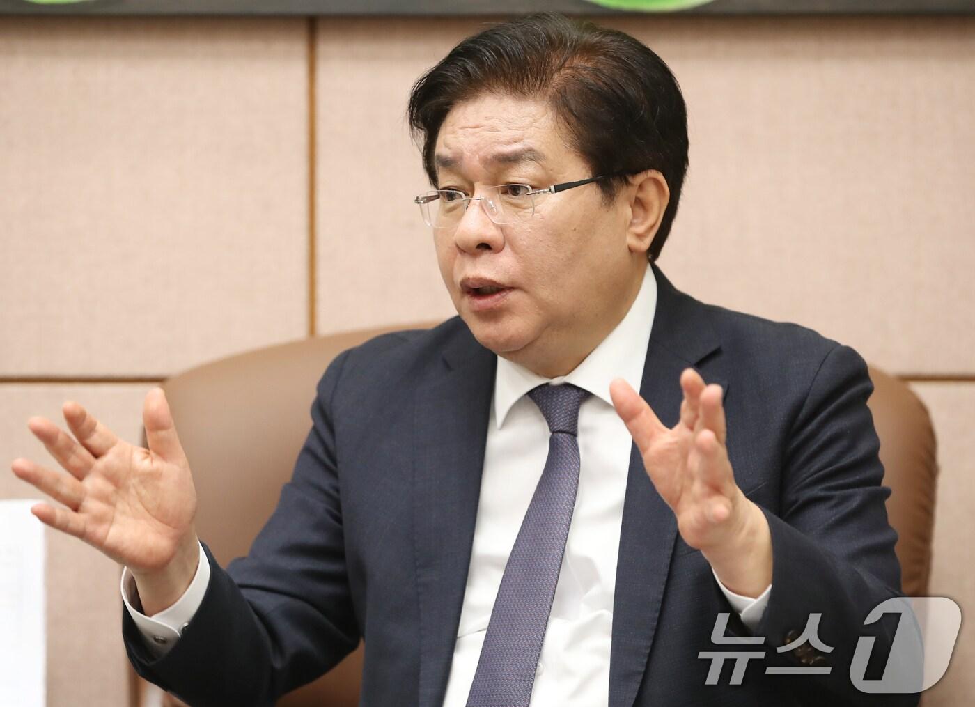 본문 이미지 - 뉴스1과 인터뷰 중인 안성민 부산시의회 의장ⓒNews1 윤일지 기자