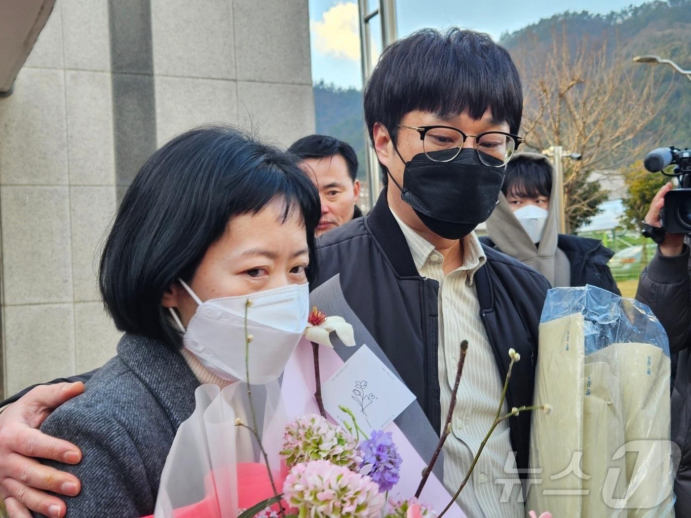본문 이미지 - 무기수 김신혜 씨(47·여)의 남동생이 6일 전남 장흥교도소 앞에서 '무죄'를 선고 받고 출소한 누나 김 씨와 해후하고 있다. 2024.1.6 ⓒ 뉴스1 최성국 기자