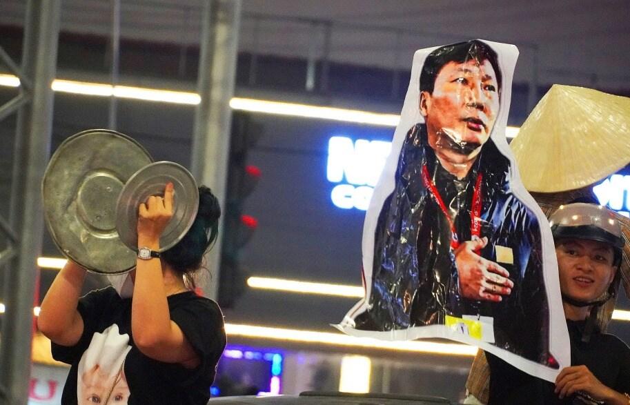 본문 이미지 - 김상식 감독의 사진이 들어간 인형을 들고 있는 베트남 팬(브이엔 익스프레스 SNS 캡처)