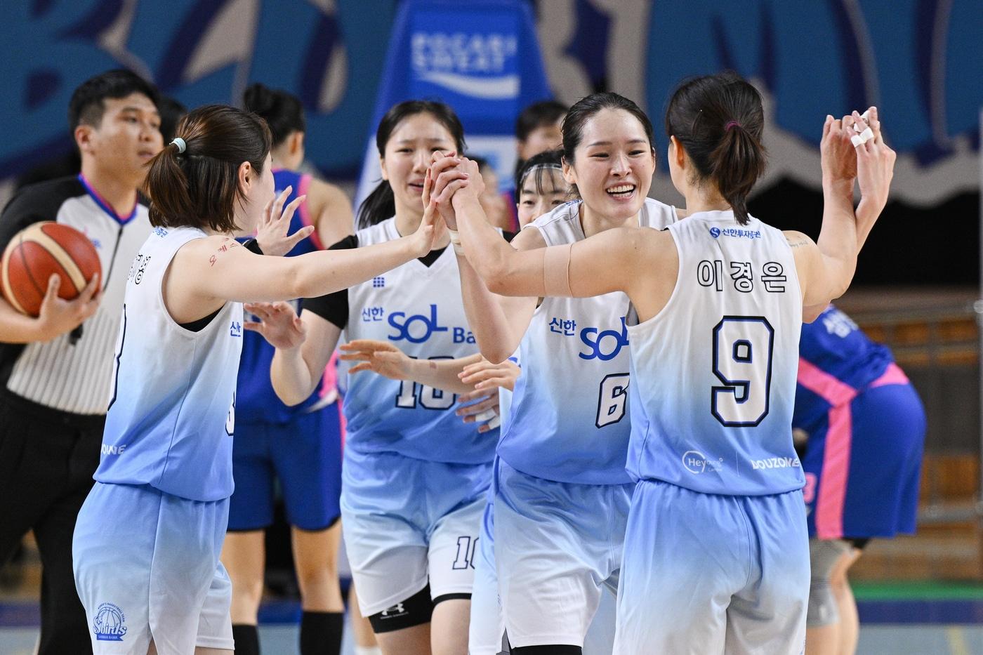 본문 이미지 - 여자농구 신한은행이 삼성생명을 꺾었다.(WKBL 제공)