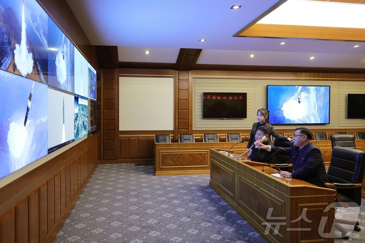 (평양 노동신문=뉴스1) = 북한 노동당 기관지 노동신문은 7일 "조선민주주의인민공화국 미사일총국은 1월 6일 신형 극초음속 중장거리 탄도미사일 시험발사를 성공적으로 진행하였다＂면서 ＂김정은동지께서 (이를) 화상감시체계로 참관하시었다＂라고 보도했다. [국내에서만 사용가능. 재배포 금지. DB 금지. For Use Only in the Republic of Korea. Redistribution Prohibited] rodongphoto@news1.kr