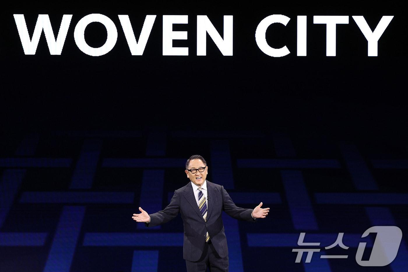 도요타 아키오 도요타그룹 회장이 세계 최대 IT(정보기술)·가전 전시회 'CES 2025' 개막을 하루 앞둔 6일 오전(현지시간) 미국 네바다주 라스베이거스 만달레이베이 컨벤션센터에서 열린 토요타 프레스 콘퍼런스에서 기조 연설을 하고 있다. 2025.1.7/뉴스1 ⓒ News1 신웅수 기자