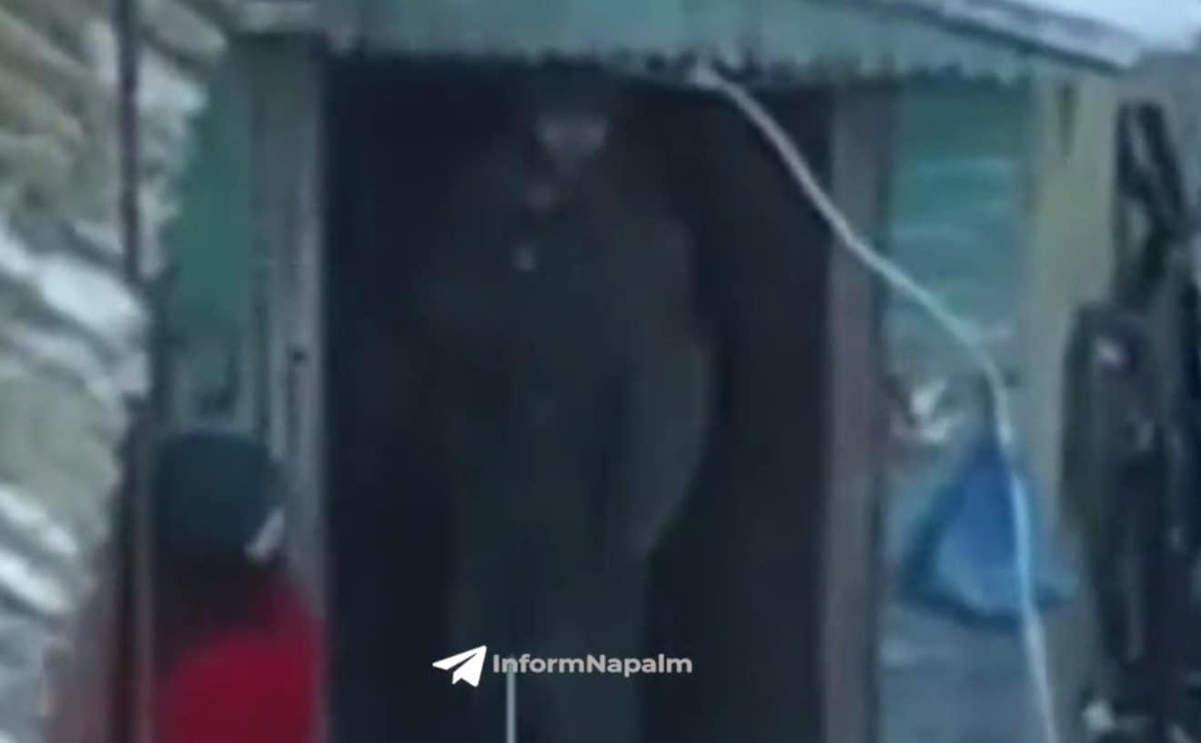 본문 이미지 - 러시아 쿠르스크의 한 민가에서 북한군이 드론을 피하기 위해 주민을 내쫓고 집 안에 들어가고 있다. (사진은 인폼네팜 영상 갈무리)