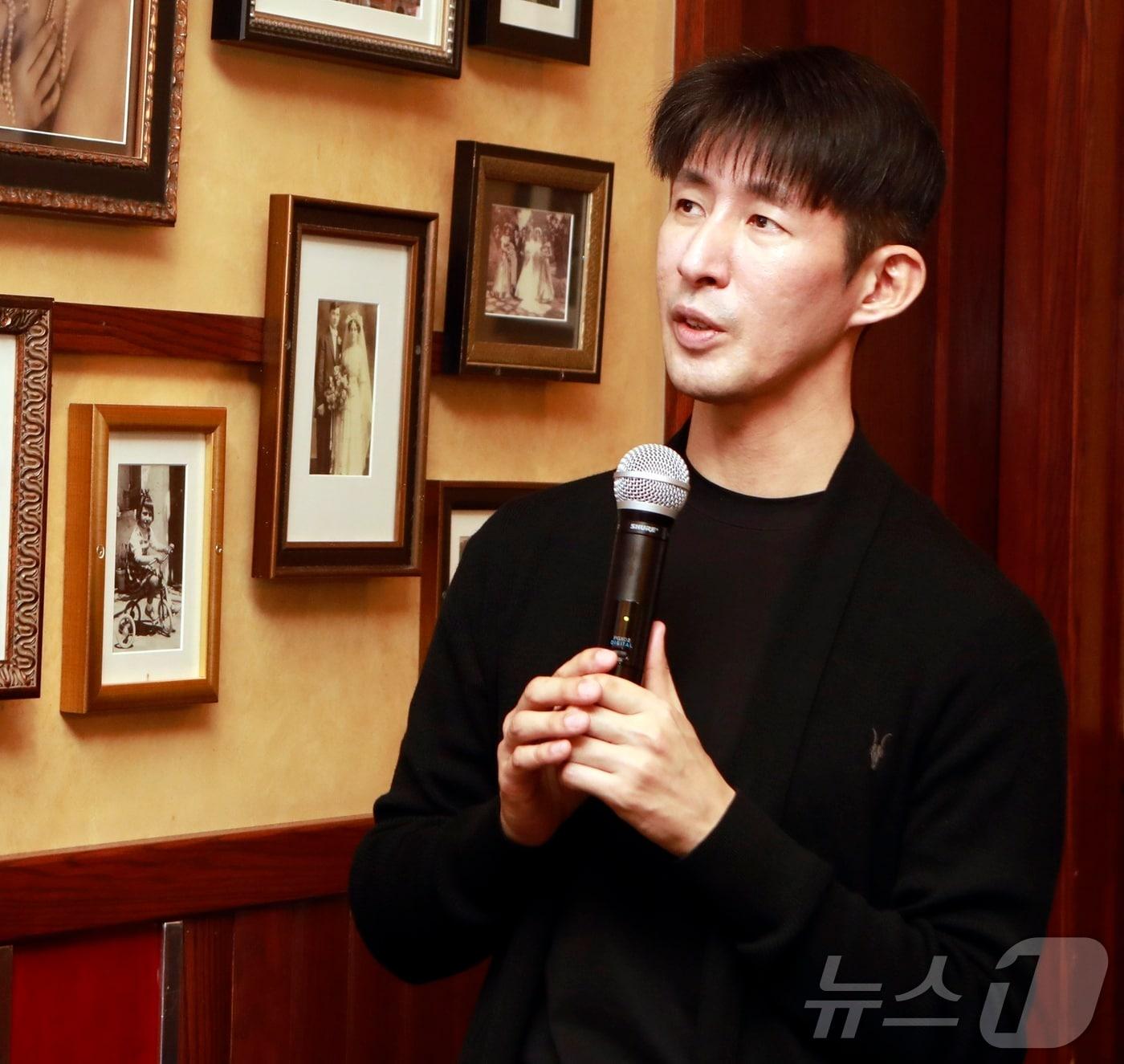 본문 이미지 - 이종민 SK텔레콤 미래R&D 담당이 6일(현지시간) 미국 라스베이거스의 한 식당에서 열린 기자 간담회에서 발표하고 있다.(SK그룹 제공)