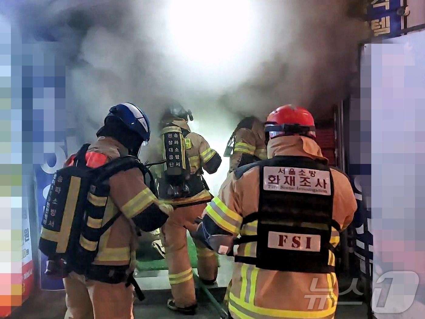 본문 이미지 - 6일 오후 8시 12분쯤 서울 송파구 방이동의 지하 1층 노래방에서 화재가 발생하자 소방 당국이 출동해 불을 진압하고 있다. 2025.01.07/뉴스1(송파소방서 제공)