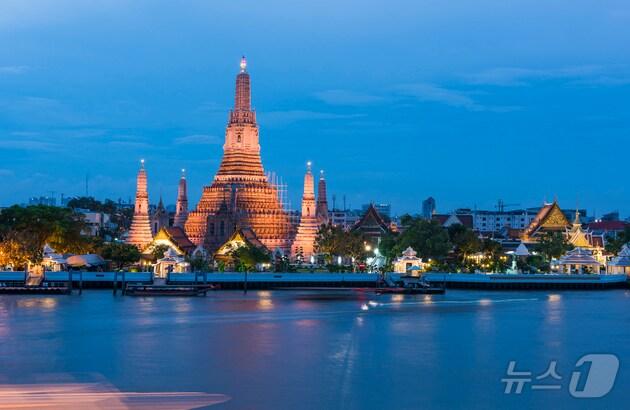 본문 이미지 - 태국 방콕 왓아룬 야경(노랑풍선 제공)