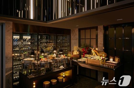 본문 이미지 - 윈덤 그랜드 부산 '온 더 클라우드' 바(윈덤그랜브 부산 제공)