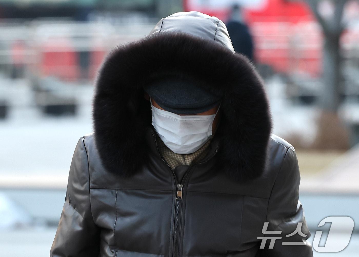 본문 이미지 - 서울 아침 기온이 -6도까지 떨어지며 강추위가 찾아온 7일 오전 서울 종로구 광화문네거리에서 한 시민이 발걸음을 옮기고 있다. 2025.1.7/뉴스1 ⓒ News1 임세영 기자